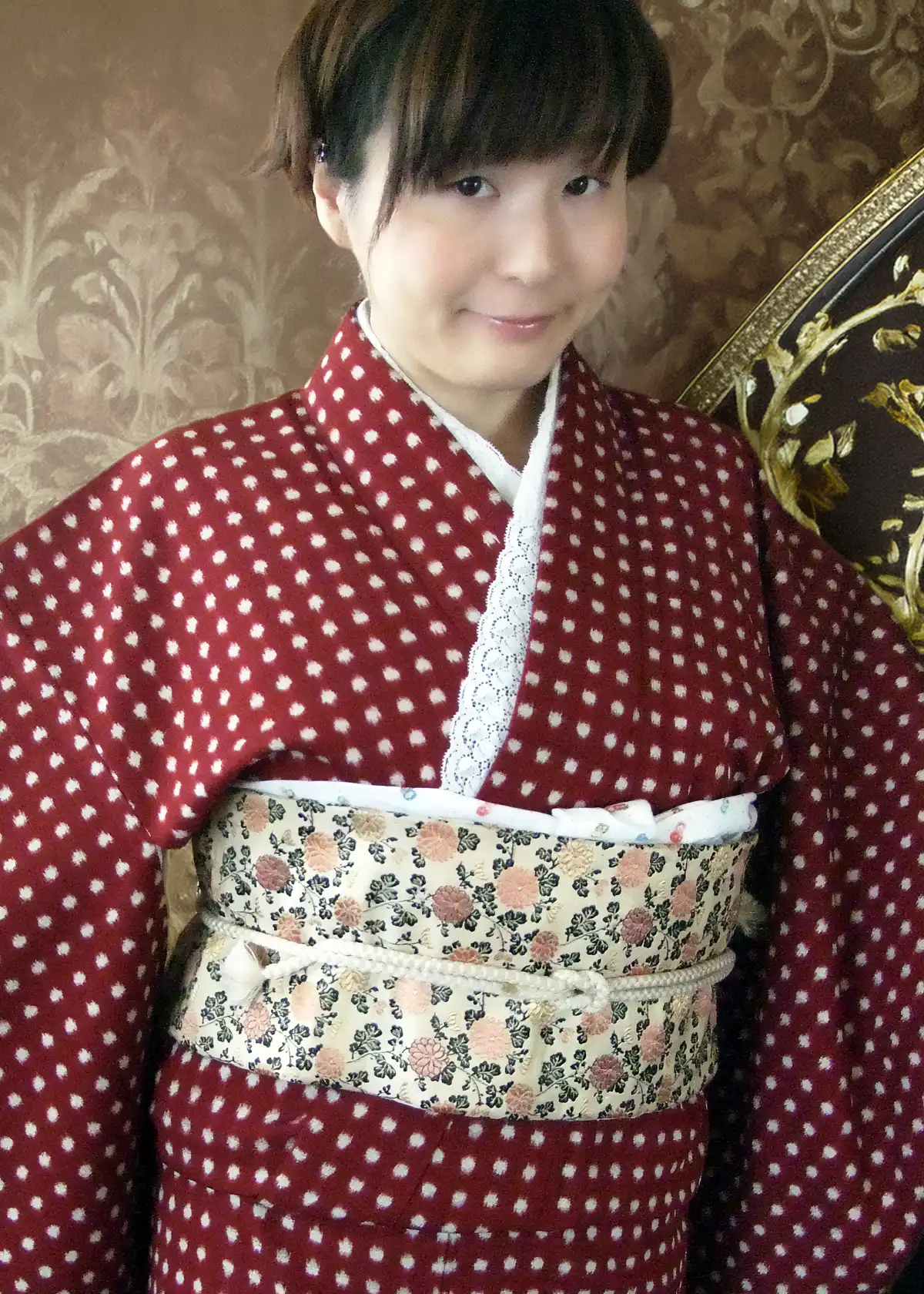 赤いドットの着物に手作りの白いレース帯揚げと半衿、華やかな花柄帯を合わせたコーディネート