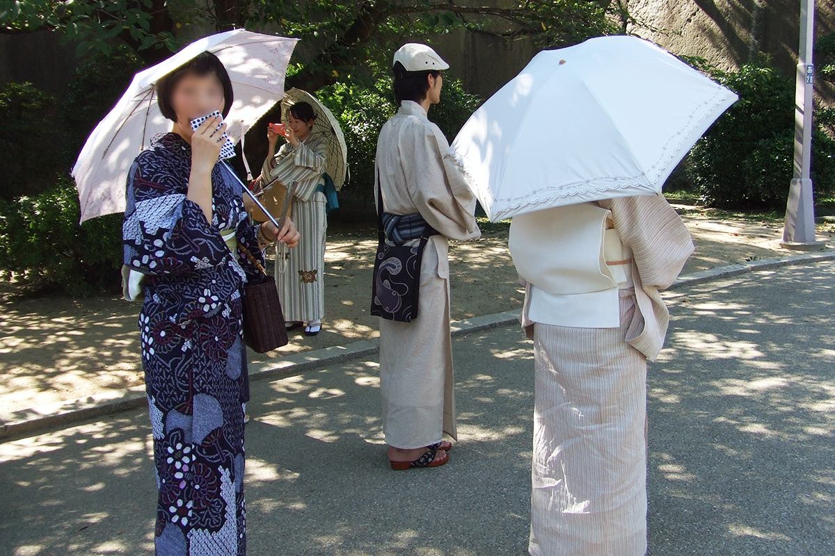 大阪城の日陰で集合する浴衣や夏着物姿の参加者