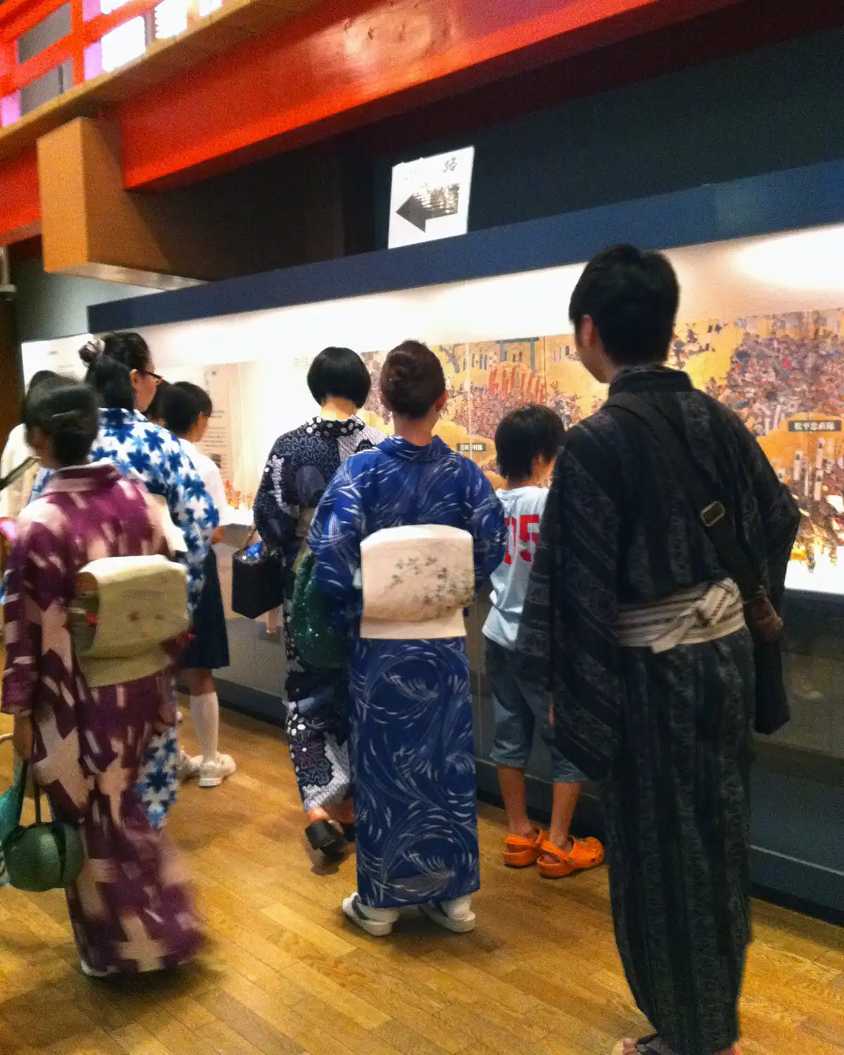 大阪城天守閣の展示を浴衣や夏着物姿で見学する参加者たち