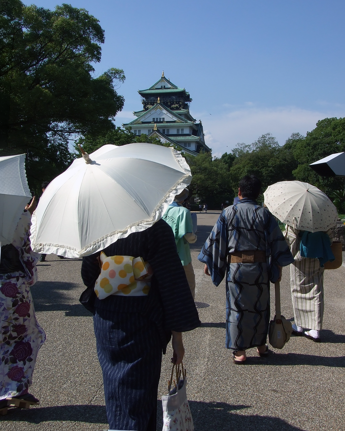 浴衣や夏着物姿で大阪城へ向かうきもの結びの参加者たち