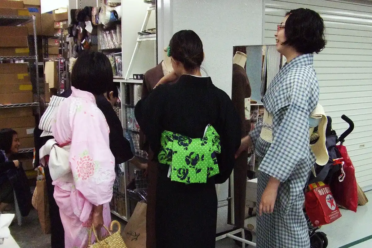 船場センタービルの着物店で買い物を楽しむきもの結びの参加者