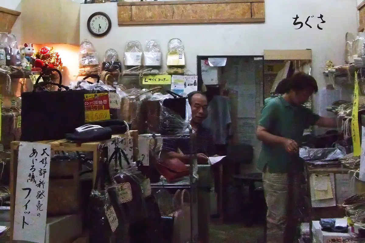船場センタービルにある草履ちぐさの店内