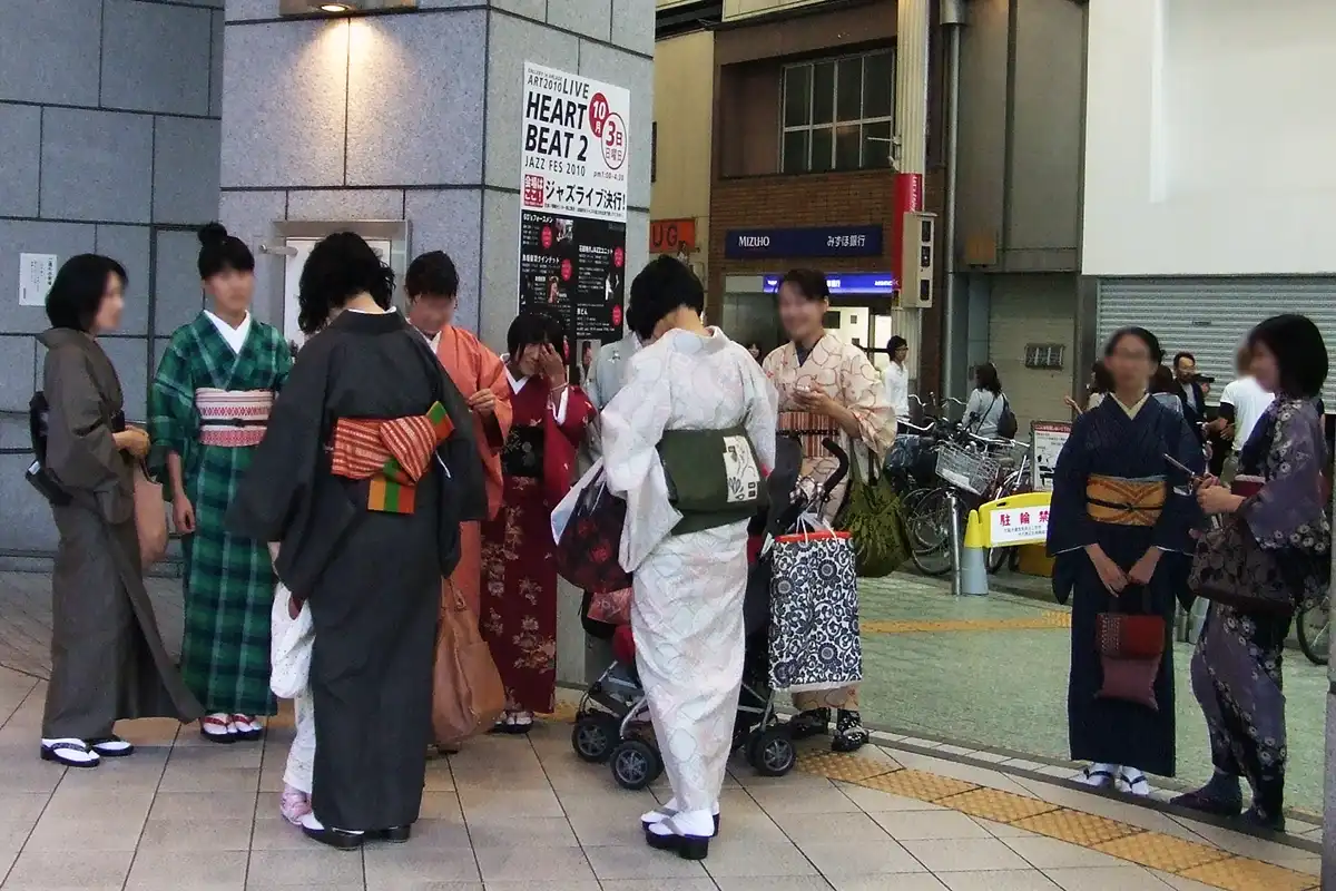 天神橋筋商店街を着物で楽しんだきもの結びの参加者たち