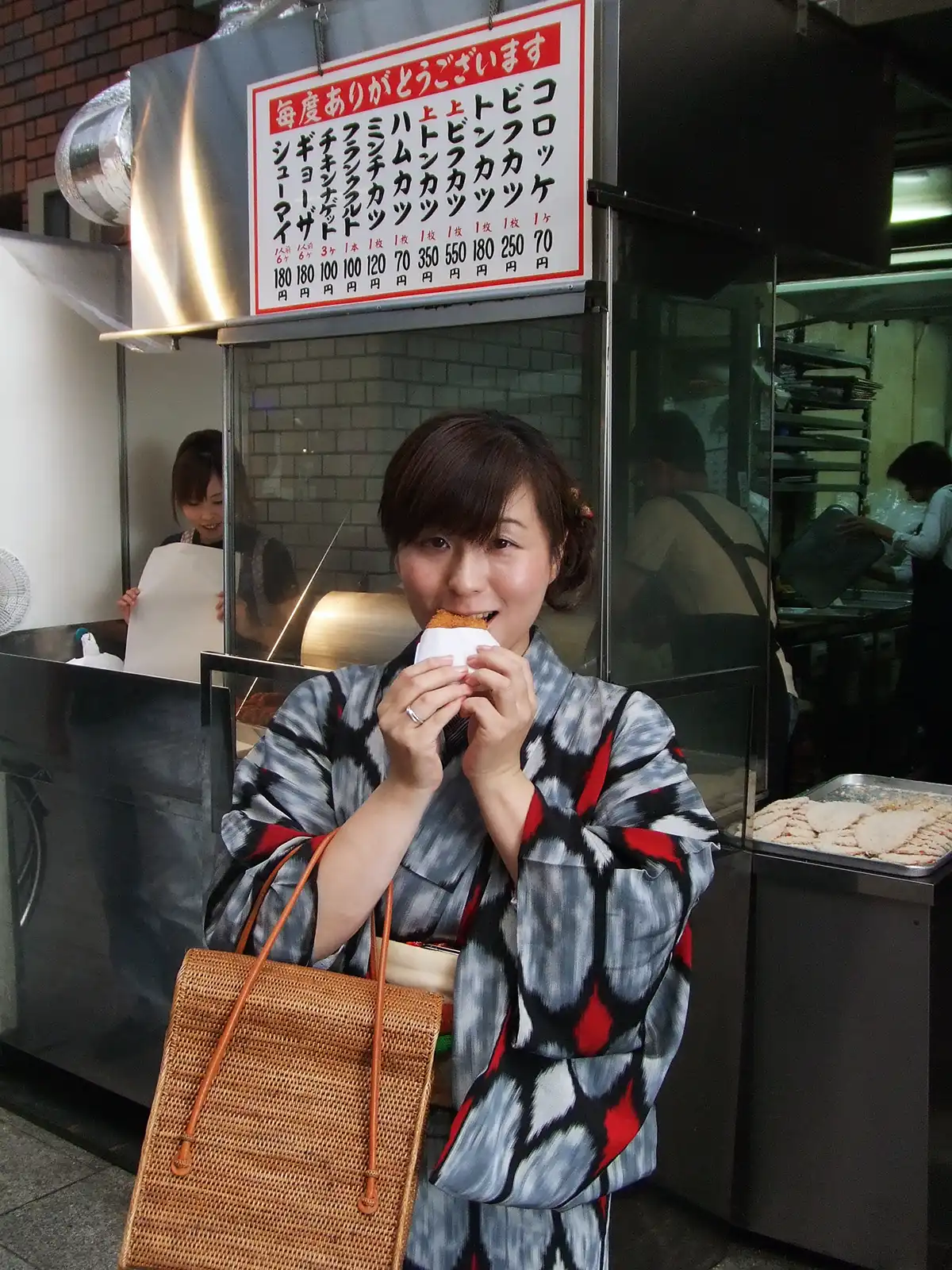 天神橋筋商店街の中村屋でコロッケを食べる着物姿の参加者