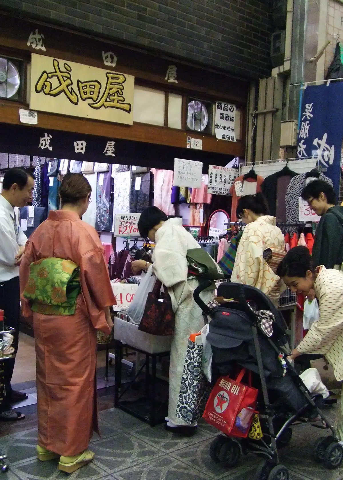 成田屋の店頭でリサイクル着物を探す着物姿の参加者