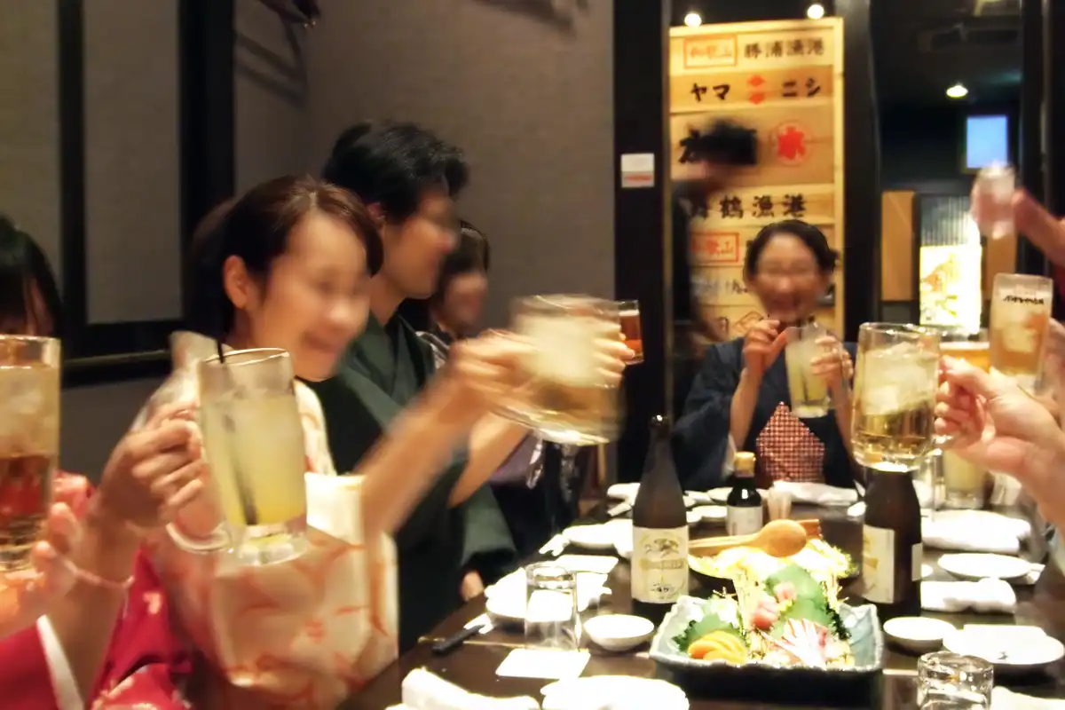 イベント後の二次会で乾杯するきもの結びの参加者たち