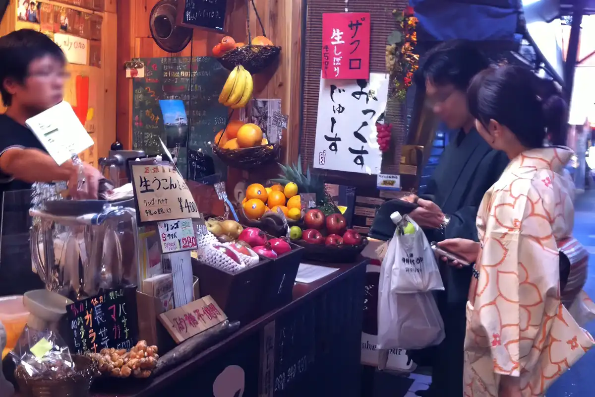 天神橋筋商店街のジューススタンドに立ち寄る着物姿の参加者