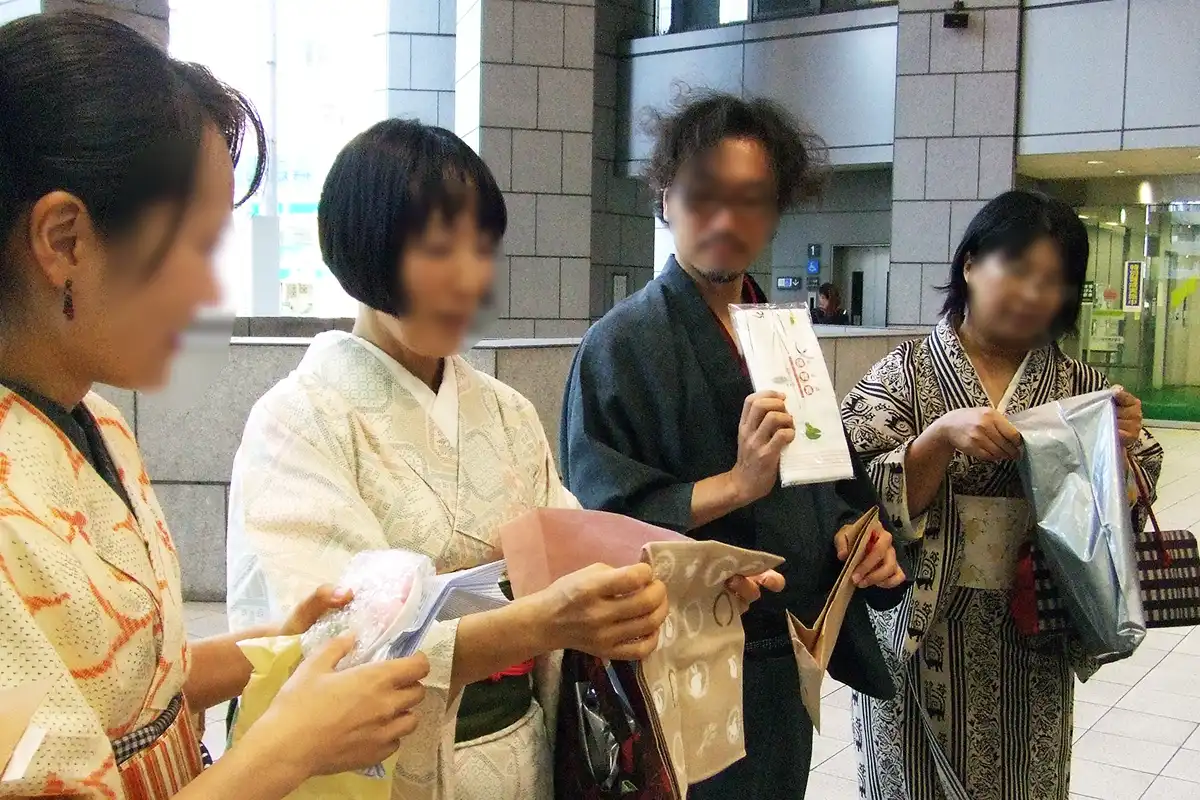 天神橋筋商店街で500円以内のプレゼントを交換する参加者