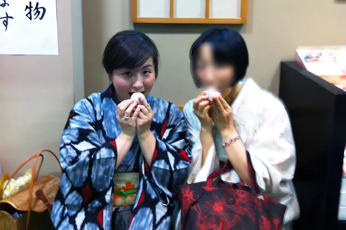 着物姿でぶどう大福を食べるきもの結びの参加者