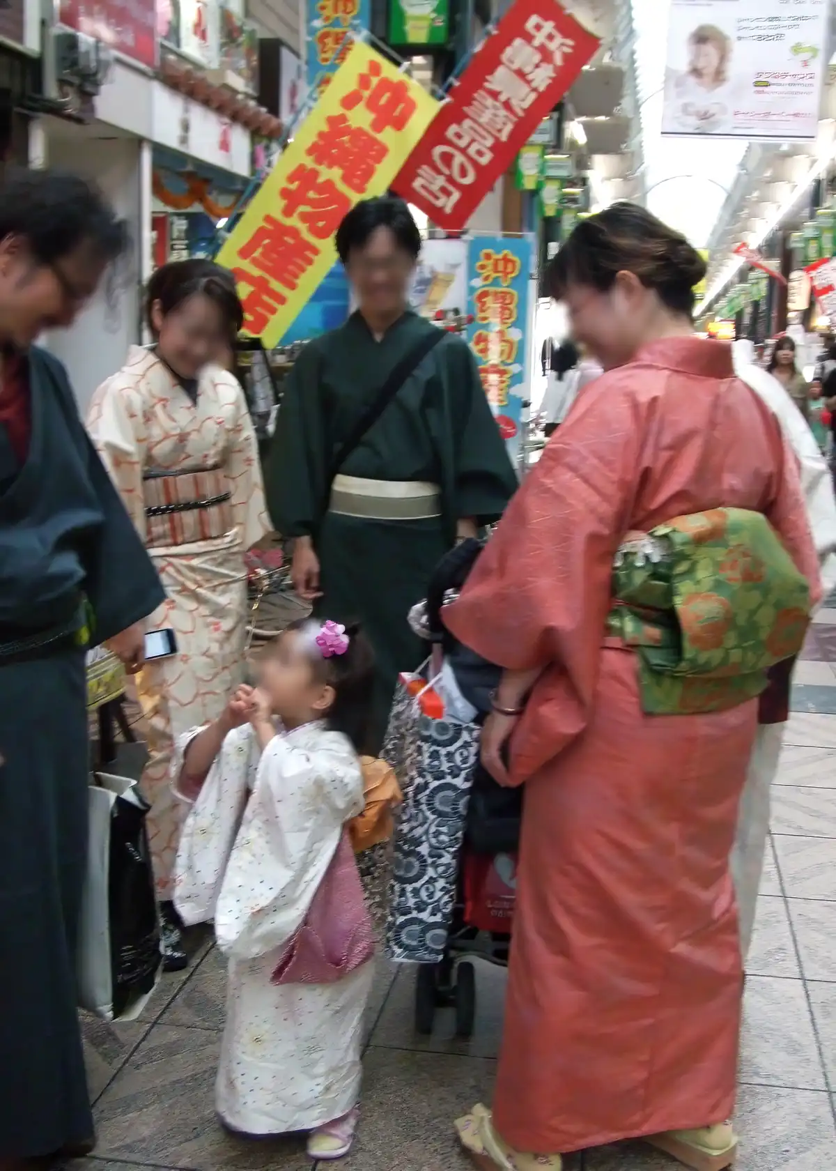 天神橋筋商店街で合流した着物姿の参加者たち