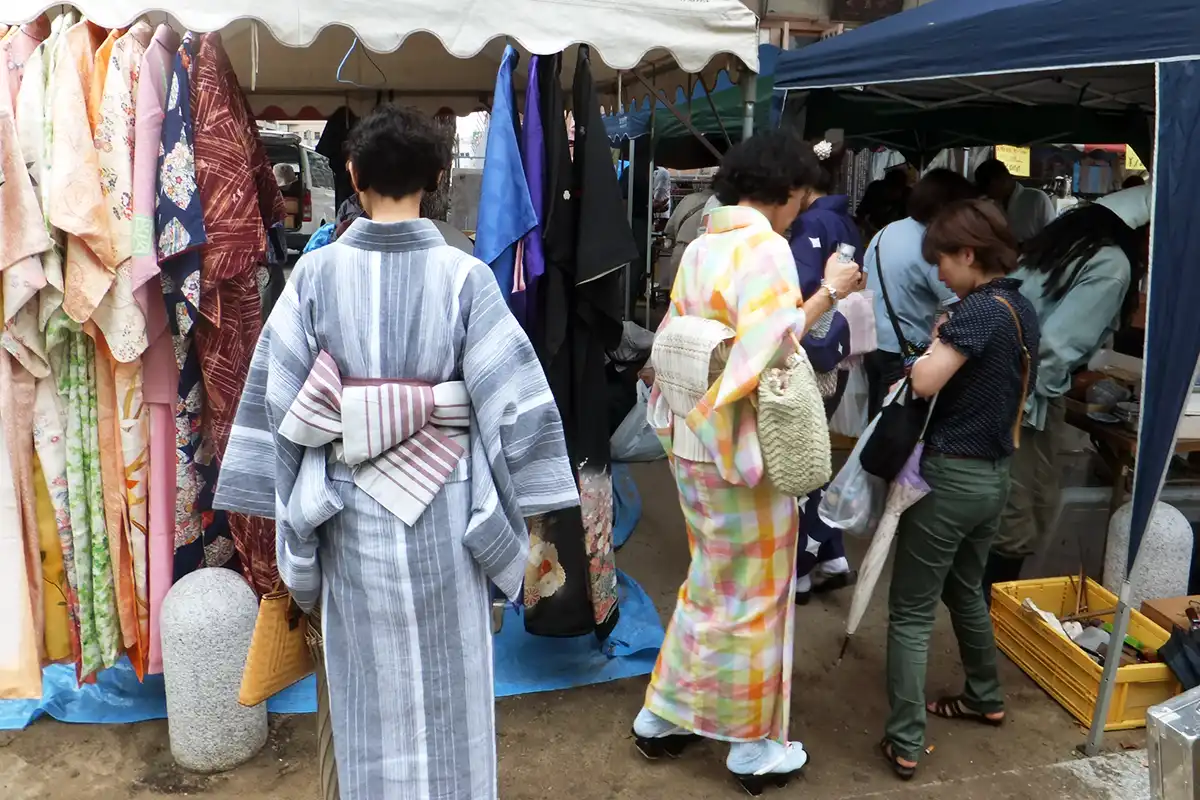 四天王寺骨董市の着物露店で掘り出し物を探す参加者たち