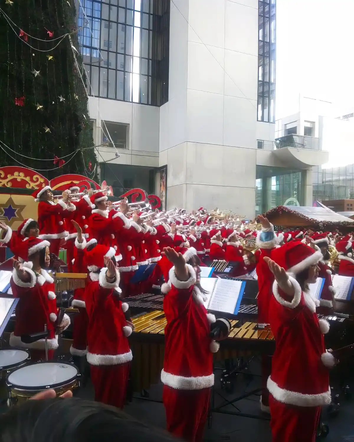 新梅田シティで開催されていたドイツクリスマスマーケット大阪の会場、サンタさん演奏