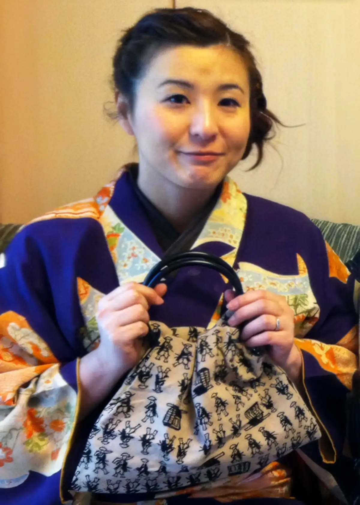 物姿で、手ぬぐいで作ったミニバッグを手に持っている様子