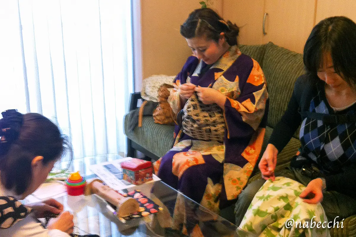 手ぬぐいミニバッグを手縫いで作っているワークショップの様子