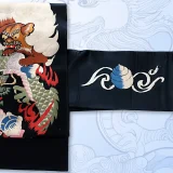 アンティークの黒繻子帯に施された、漫画タッチで愛嬌のある龍と獅子の刺繍。青と白の宝珠柄も特徴。
