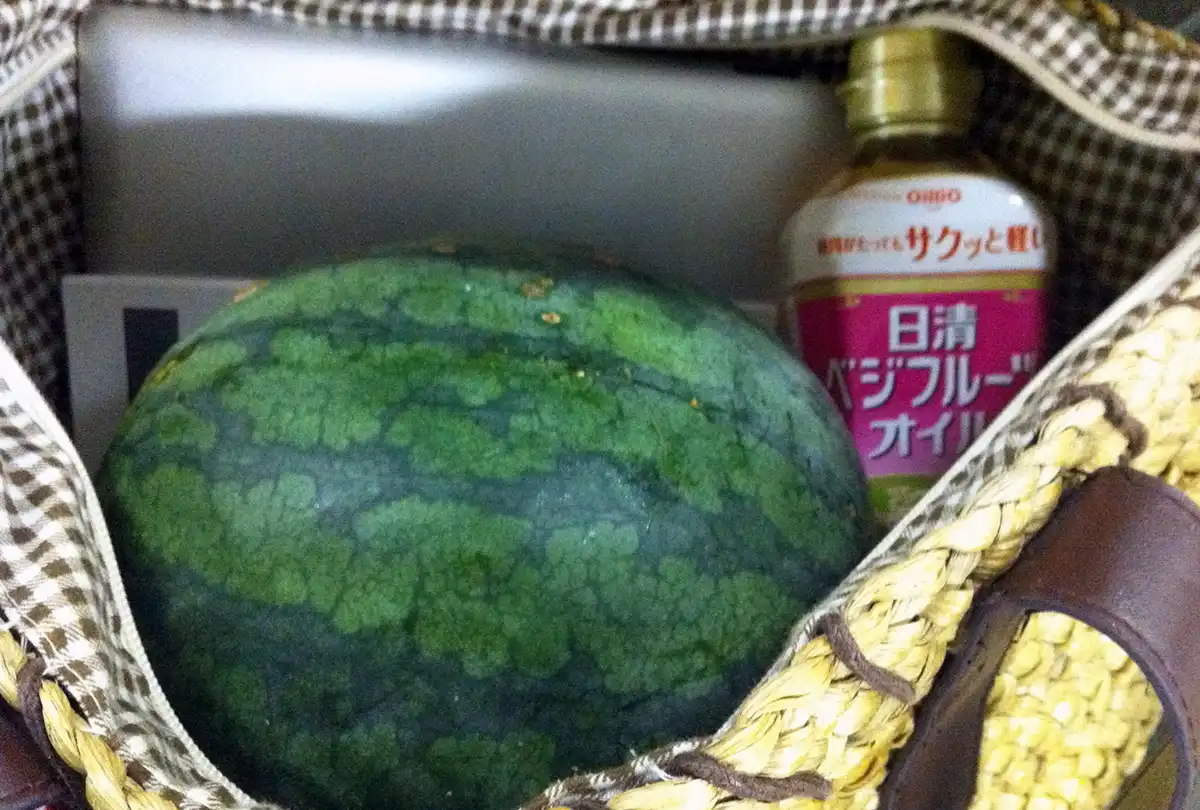 かごバッグに入れたスイカと食用油