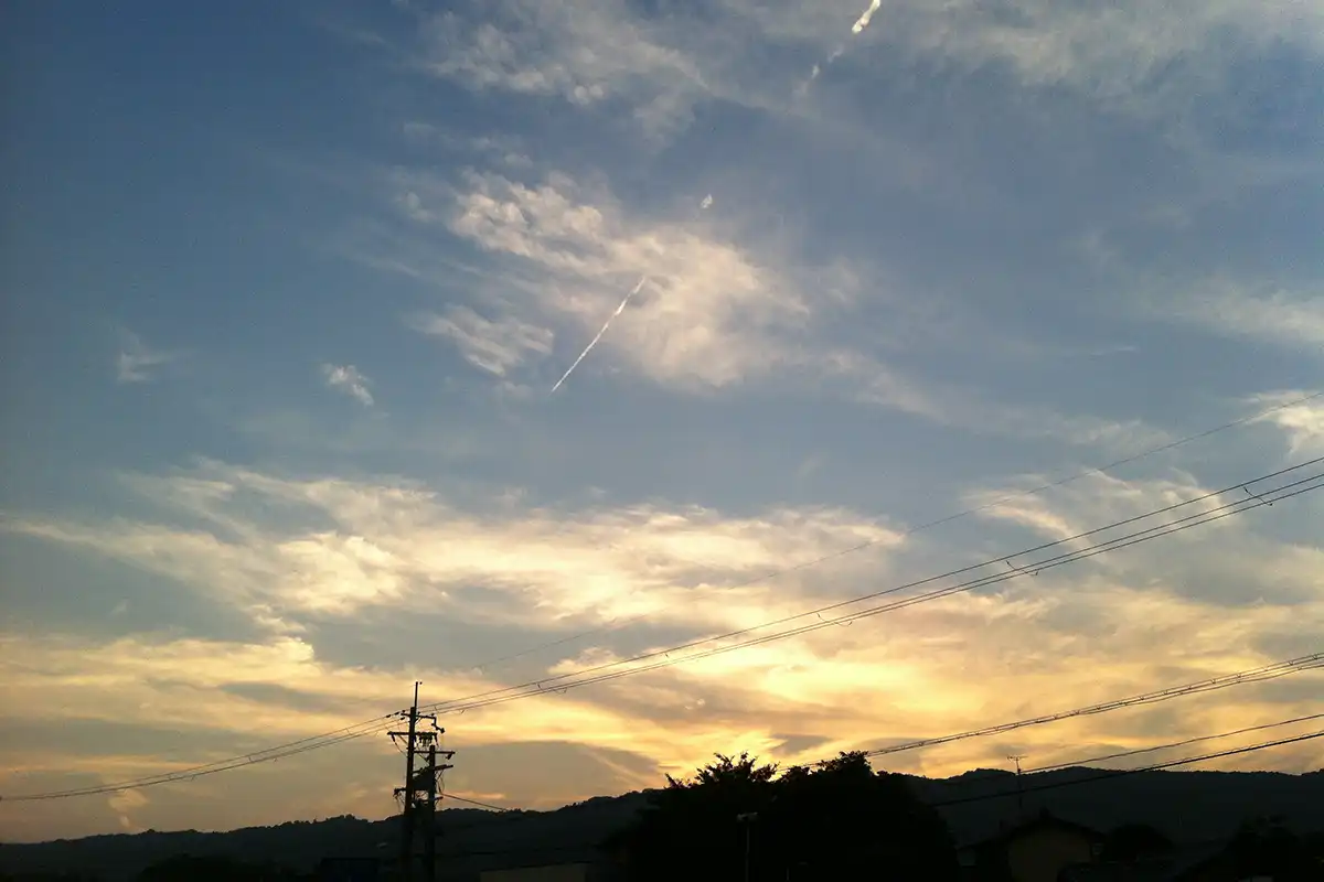 夏の夕方の空