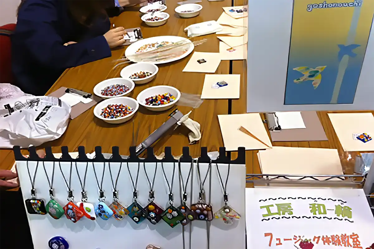 OSAKAアート＆てづくりバザールのヴェネチアングラスフュージング体験ブース