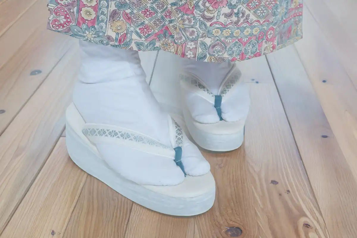 完成した草履を履いたところ(正面)