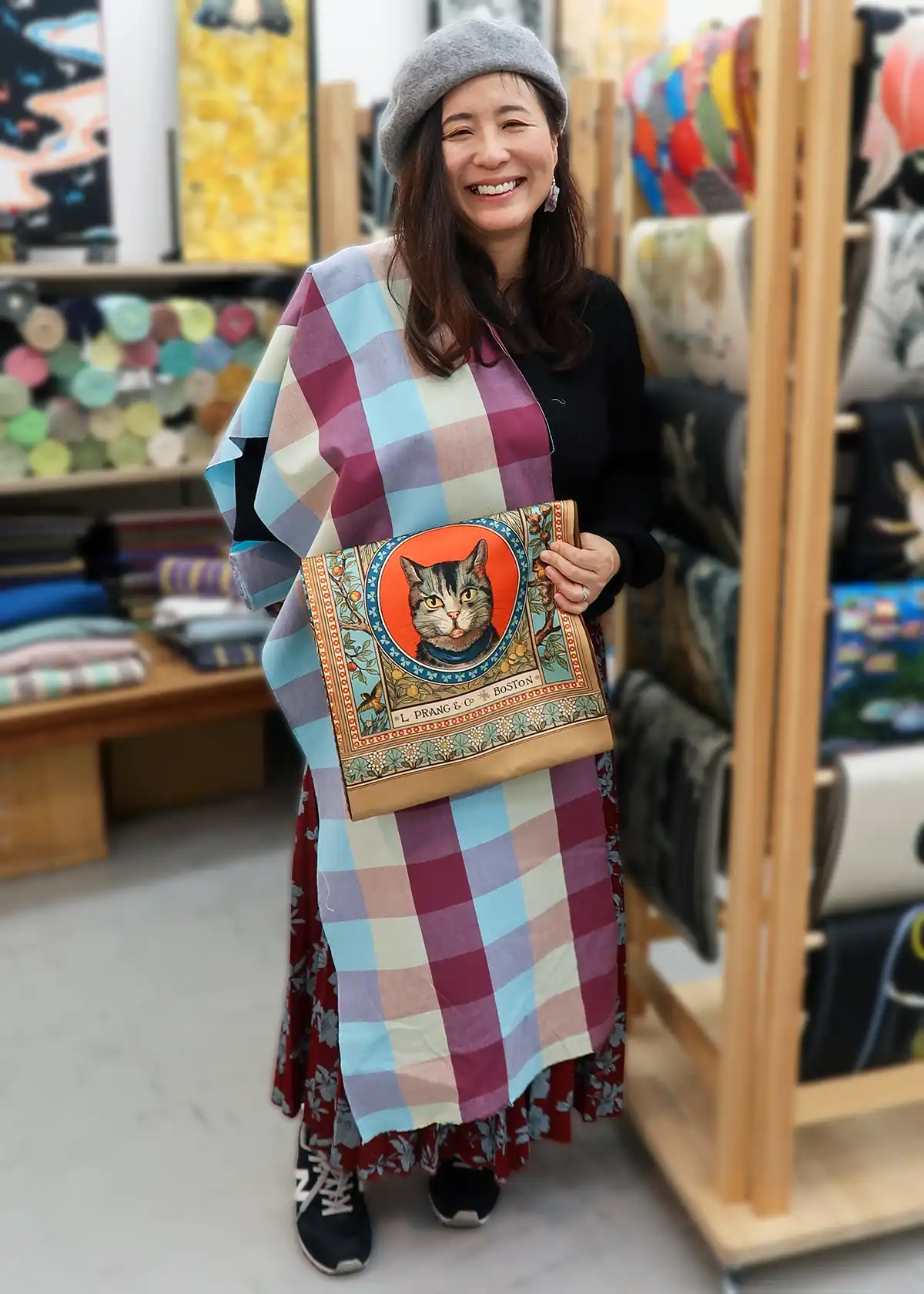 マルチカラーの伊勢木綿にアンティーク絵本風のネコ柄名古屋帯を合わせたコーディネート