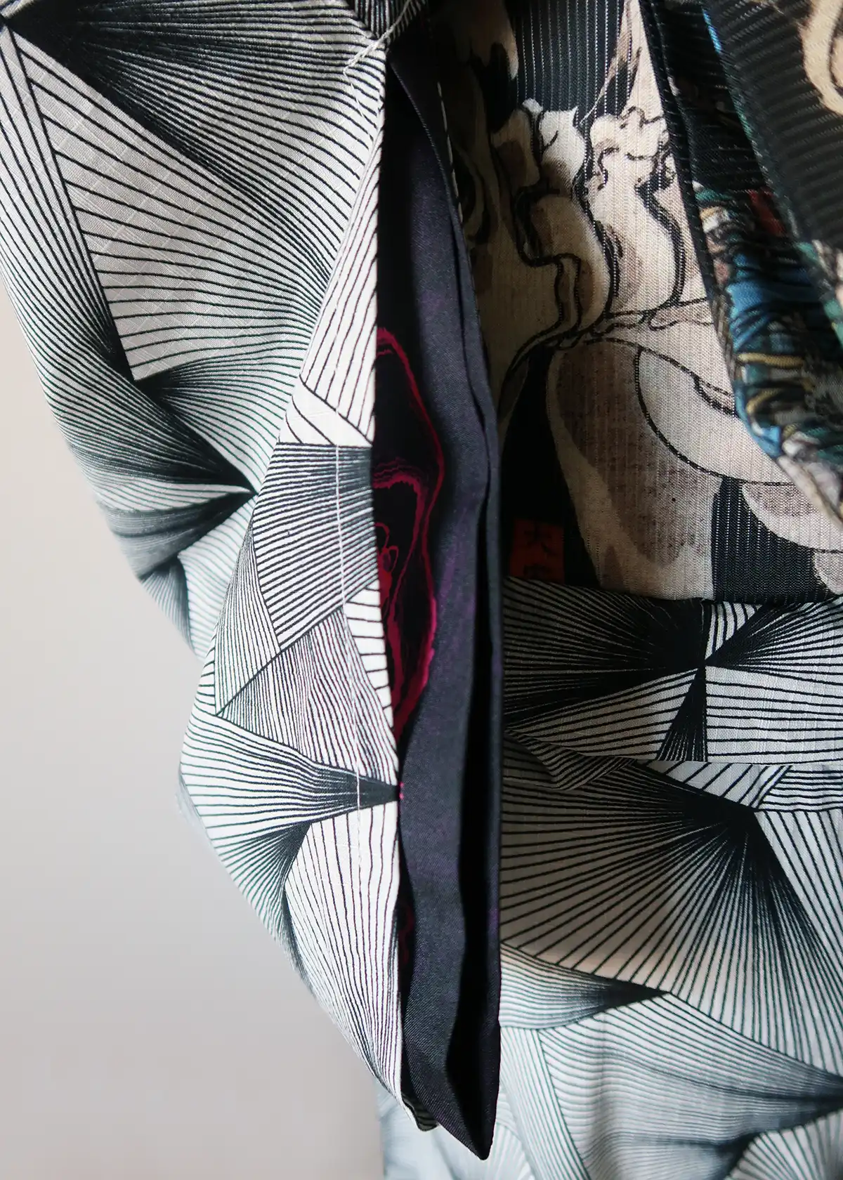 check.webp 浴衣に合わせてクラゲ柄替え袖の出方をチェックしている様子