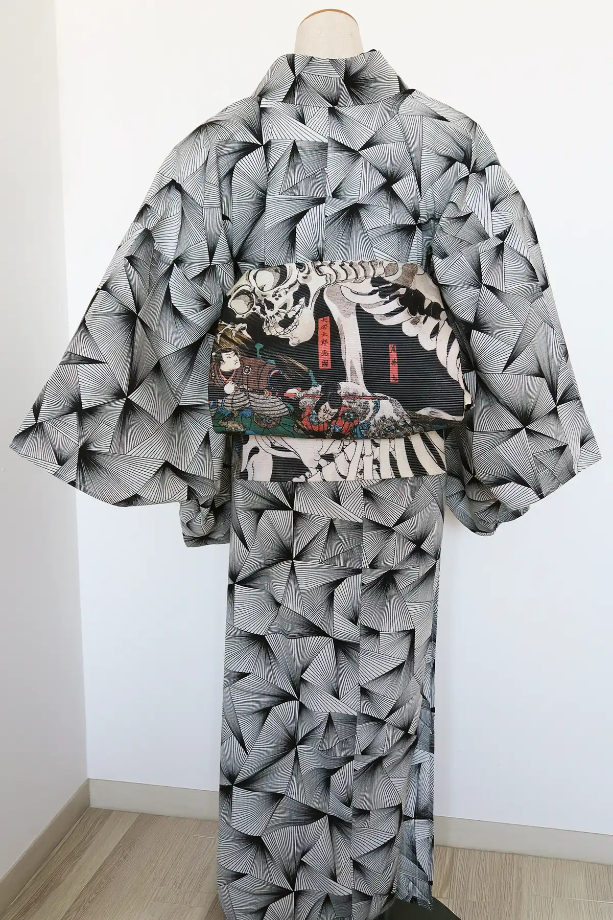 歌川国芳のがしゃどくろが背中にくる夏着物の後ろ姿