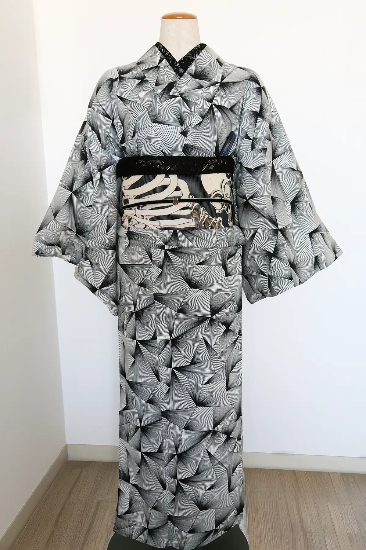 front.webp 髑髏柄の絽名古屋帯とモノトーン浴衣を合わせた夏着物コーディネートの前姿