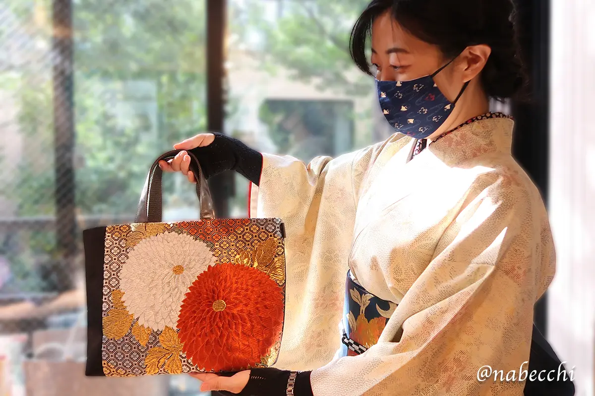 紅白の花柄が印象的なA4サイズの帯バッグ