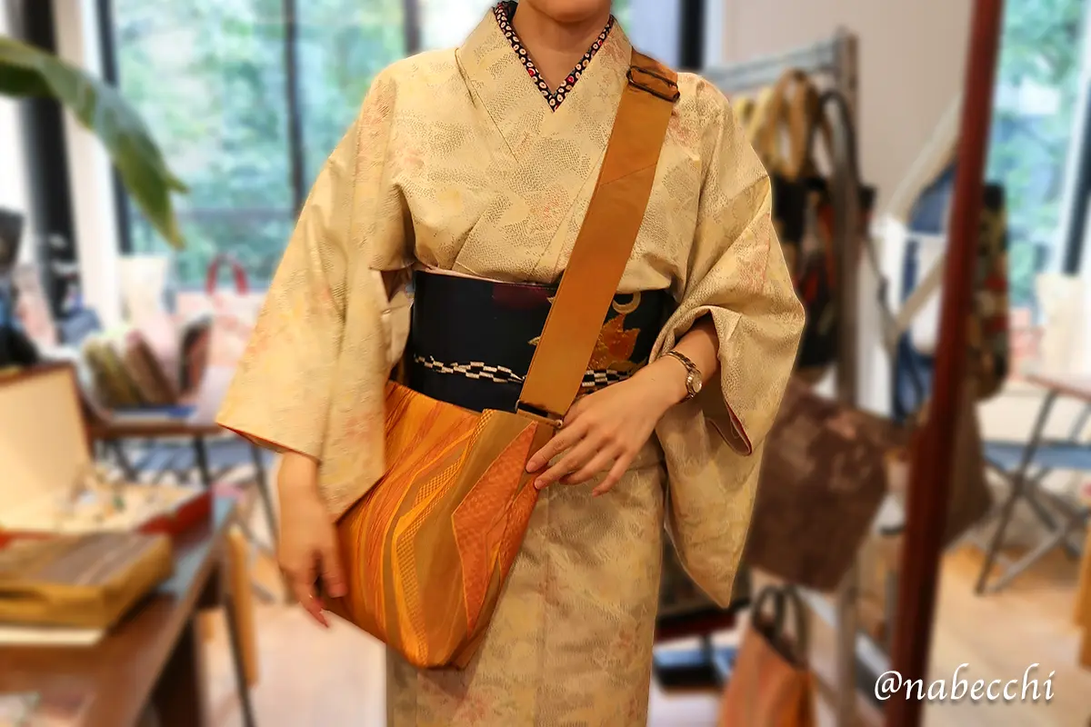 落ち着いたオレンジ色のショルダー帯バッグ