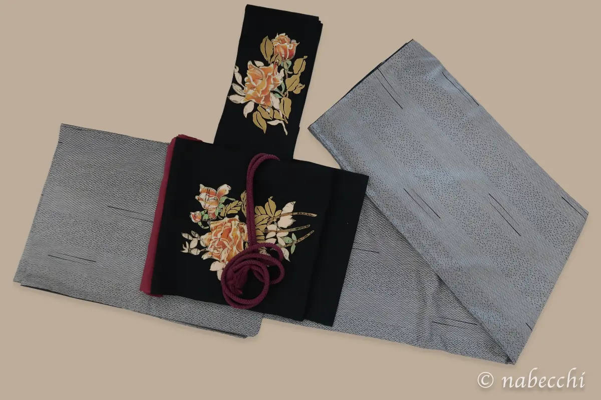 バラ柄面を表にした黒名古屋帯のコーディネート