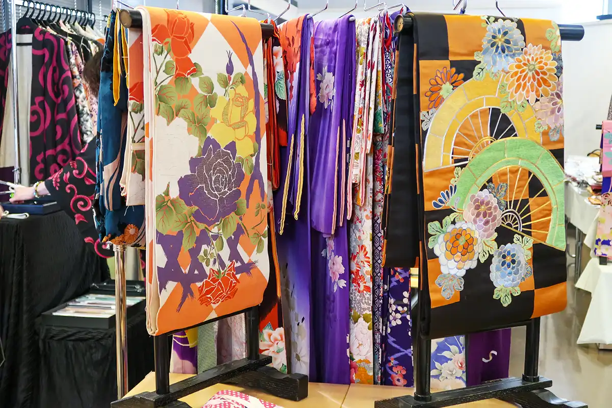色鮮やかなアンティーク着物が並ぶFAR EAST KIMONO MARKETの展示