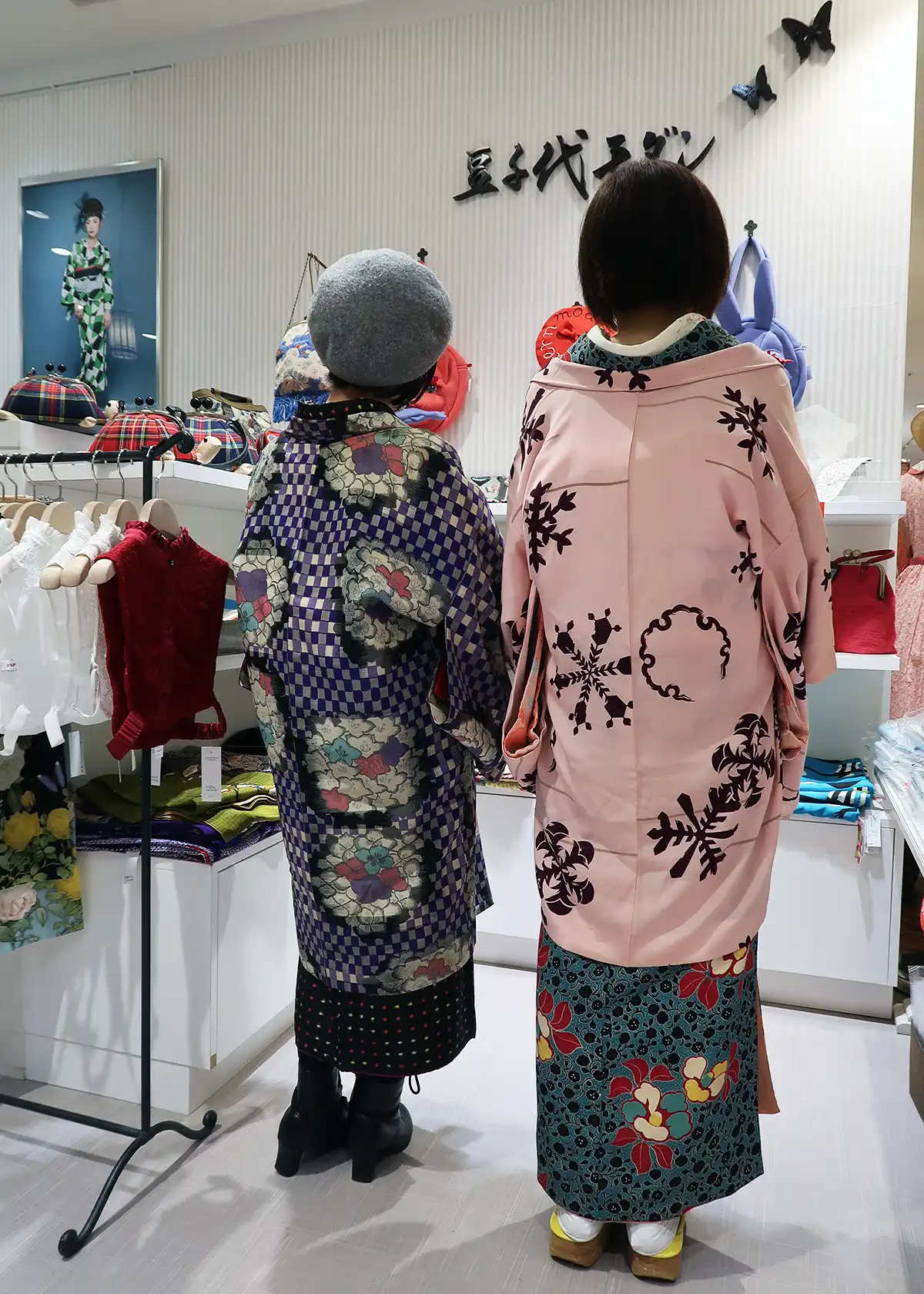 豆千代モダン新宿店で撮影した羽織姿の後ろ姿ツーショット