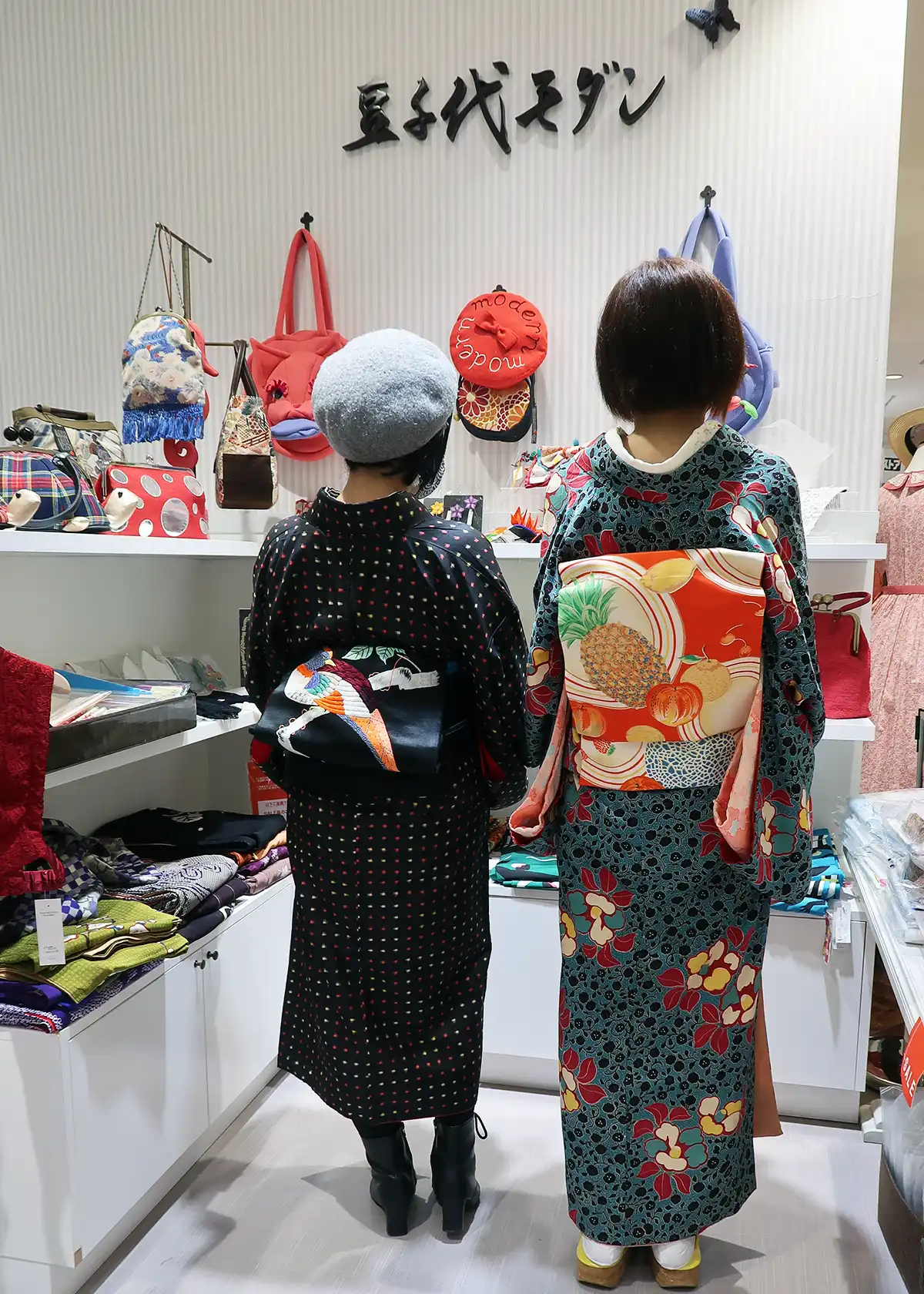 アンティーク帯を合わせた後ろ姿の着物ツーショット
