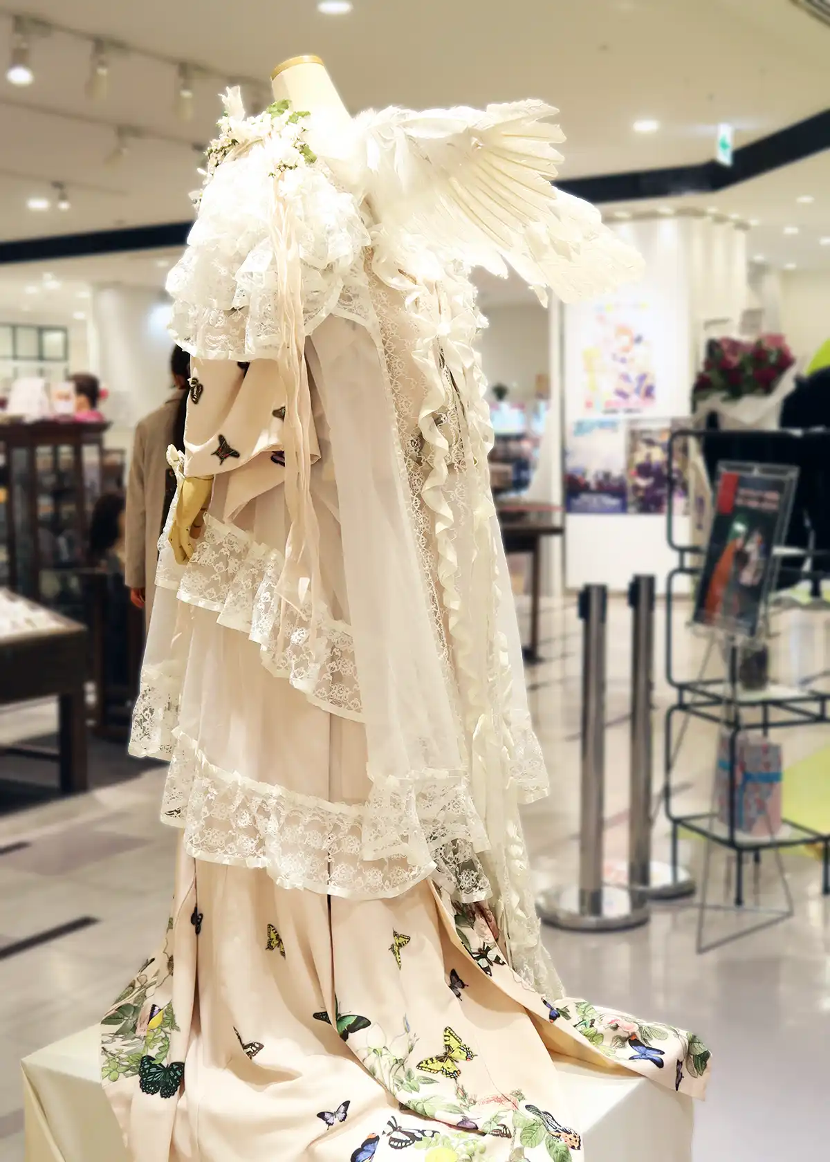 
![訪問着「薔薇と蝶のワルツ」の後ろ姿