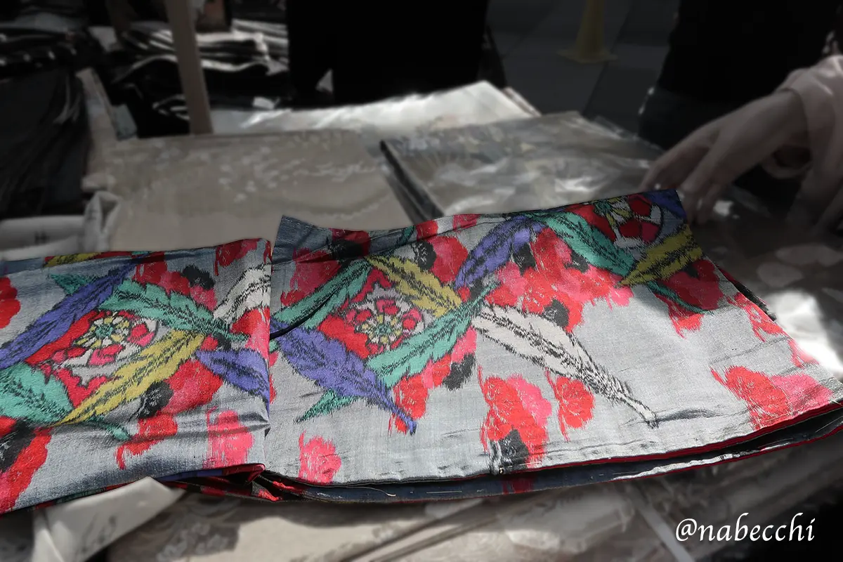 倭ノ蔵で購入した1,000円のアンティーク銘仙。グレー地にカラフルな羽が舞うサイケなデザイン