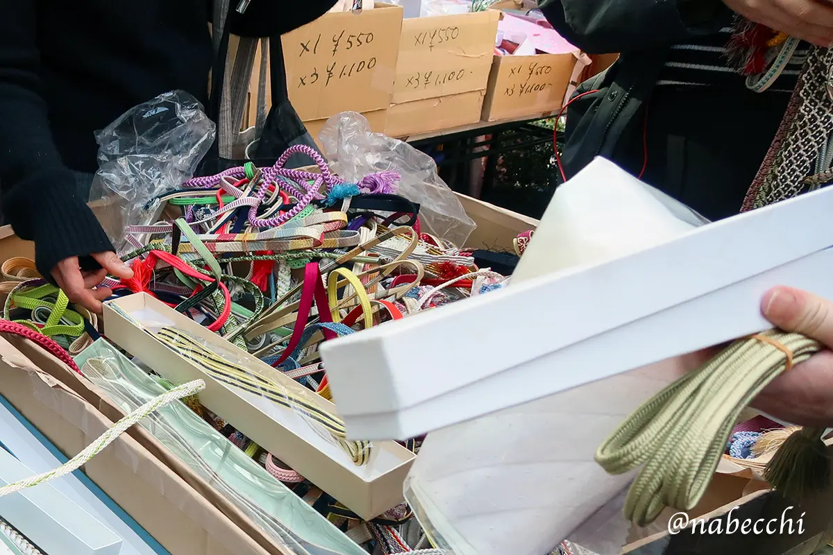 和装小物を探す人で賑わう大江戸骨董市の着物店「三喜屋」