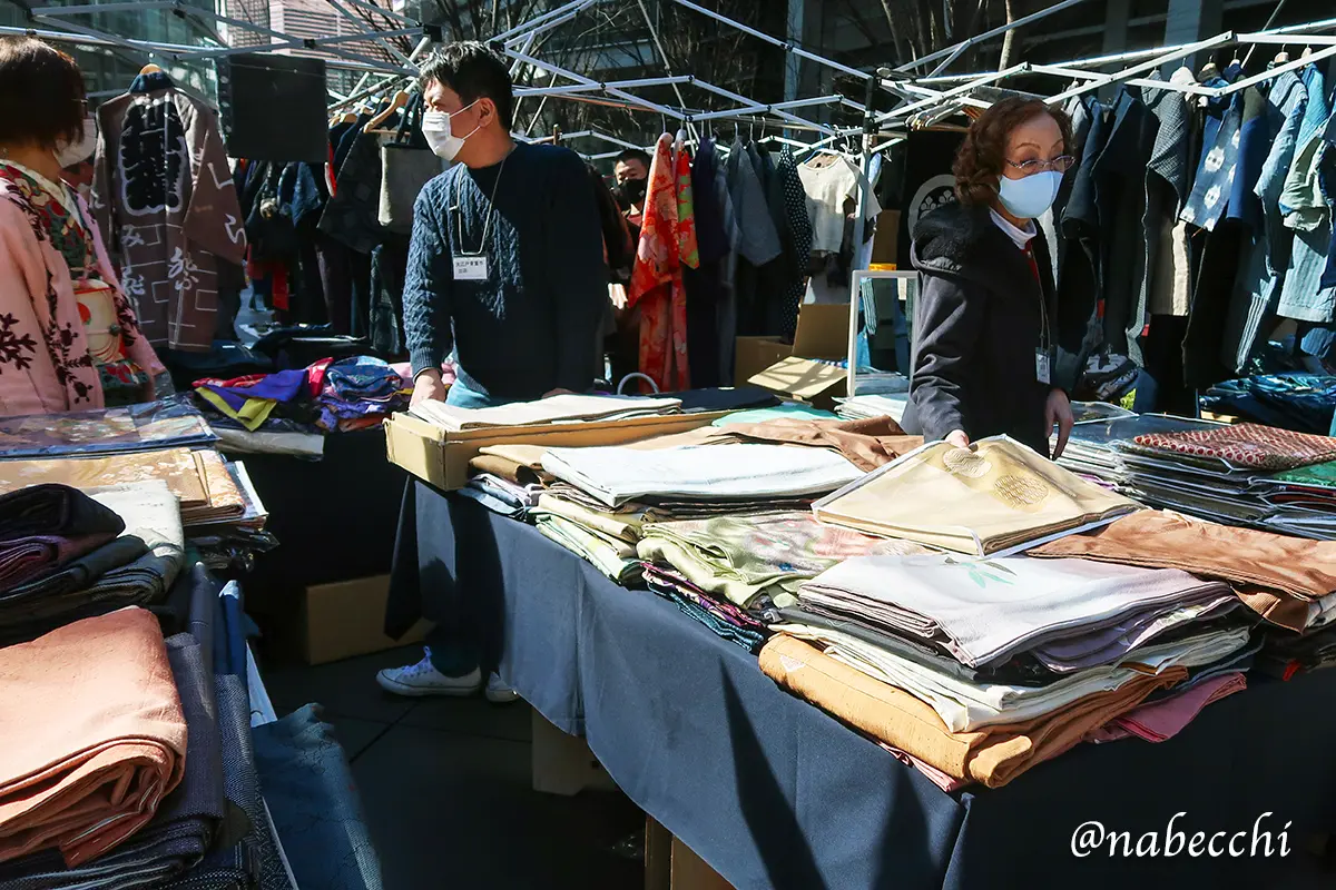 大江戸骨董市に出店しているアンティーク着物店「倭ノ蔵」の店頭の様子