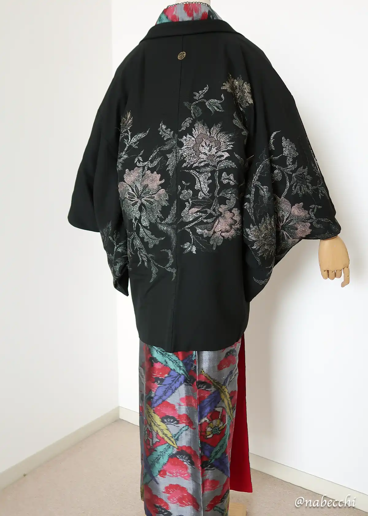 カラフルな銘仙着物に黒羽織を羽織ってスッキリとまとめたコーディネート 後ろ姿