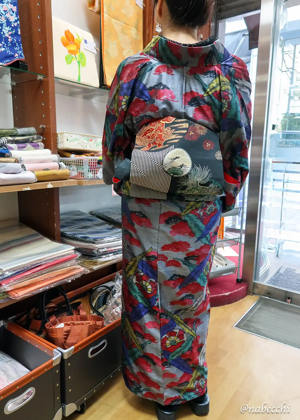 たんす屋銀座店の店内で撮影した、銘仙着物とアンティーク唐獅子帯のコーディネート後ろ姿。