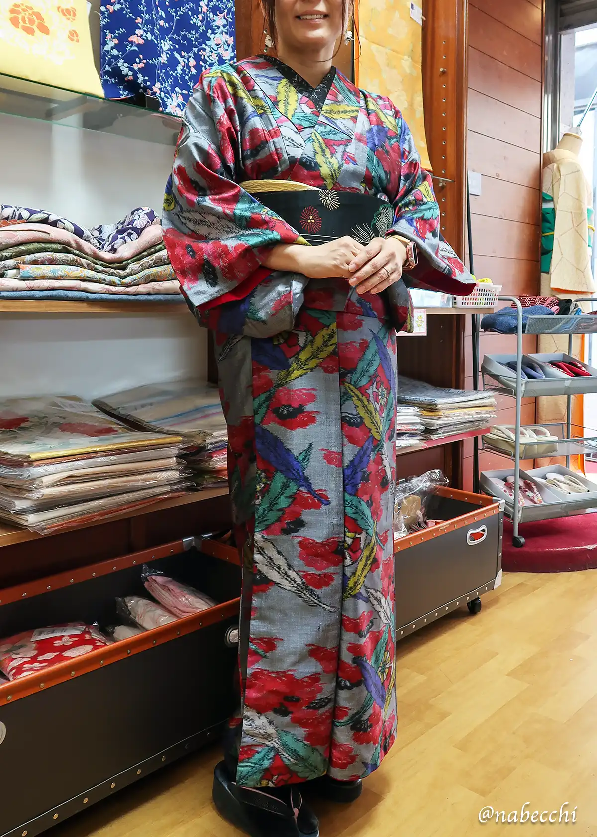 銘仙着物に唐獅子帯を合わせた最終コーディネートの前姿。レモン色の帯揚げがアクセント。