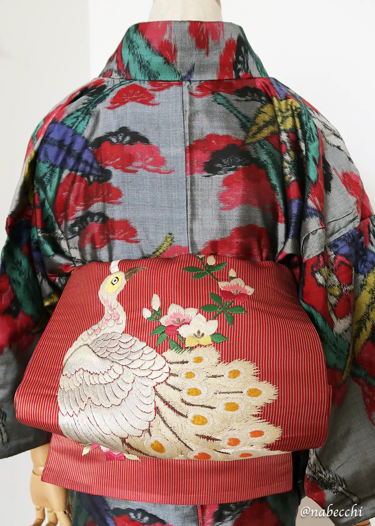 サイケな銘仙着物に赤い孔雀刺繍の銘仙帯を合わせたコーディネート案1、前姿