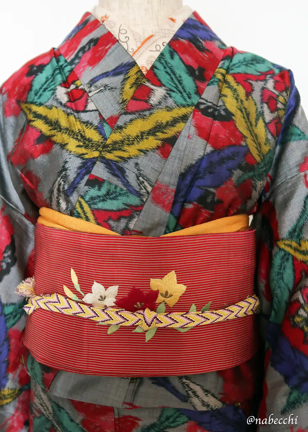 サイケな銘仙着物に赤い孔雀刺繍の銘仙帯を合わせたコーディネート案1、後ろ姿