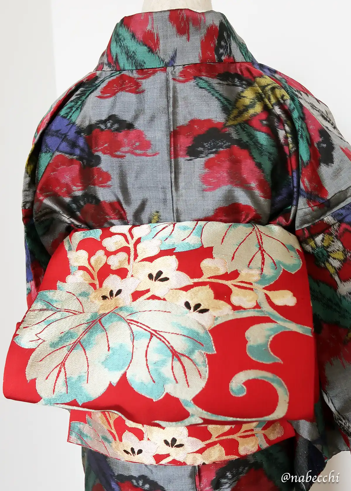 派手な銘仙着物に真っ赤な桐柄のアンティーク袋帯を合わせたコーディネート案2、後ろ姿