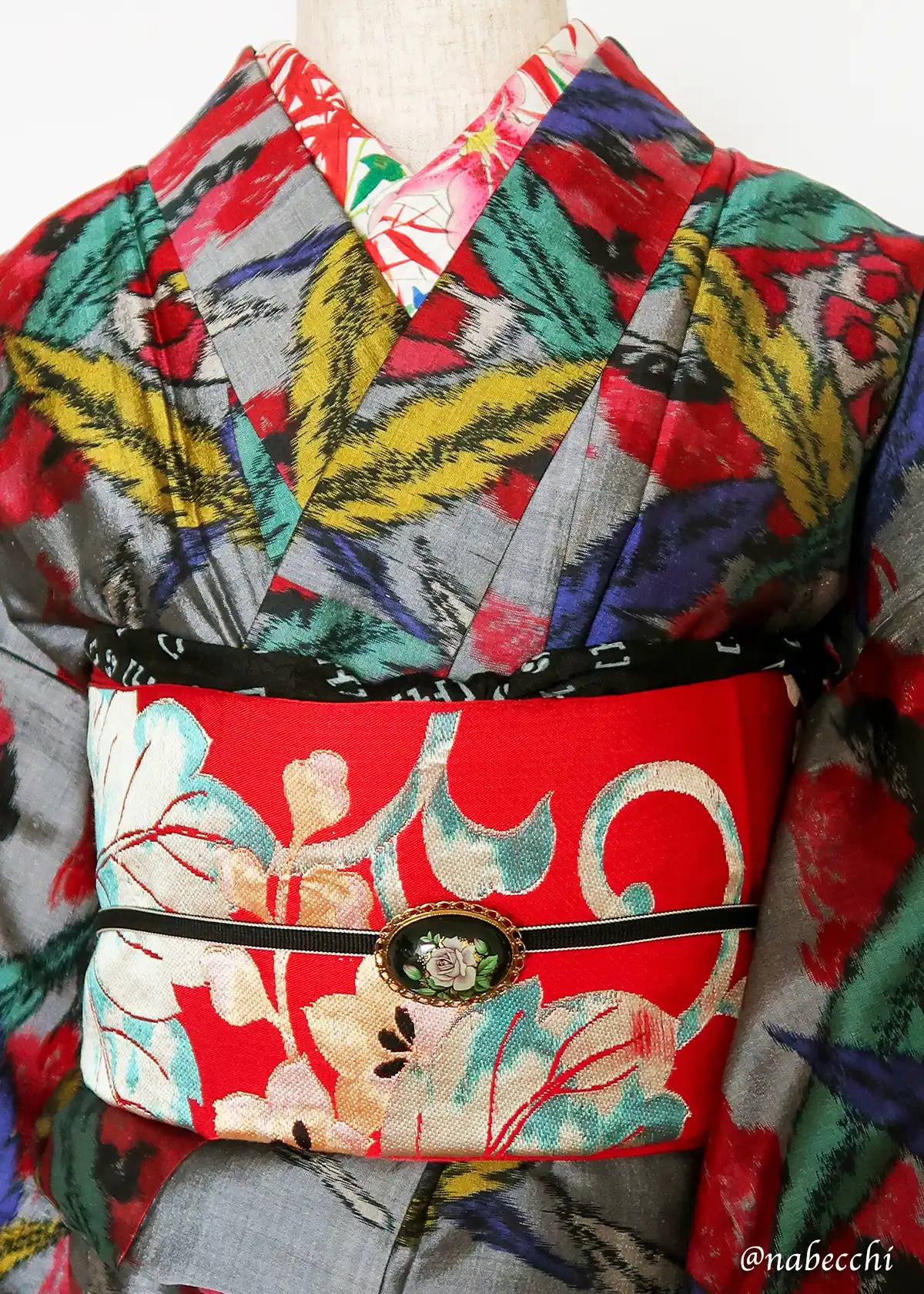 派手な銘仙着物に真っ赤な桐柄のアンティーク袋帯を合わせたコーディネート案2、前姿