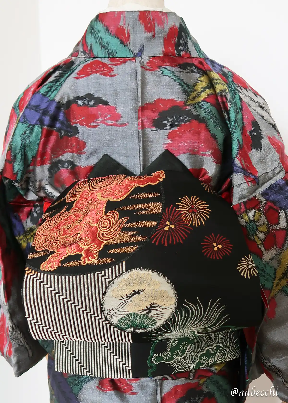 黒ストライプの唐獅子帯を関東巻（赤い獅子）で合わせた銘仙着物のコーディネート案3 後ろ姿