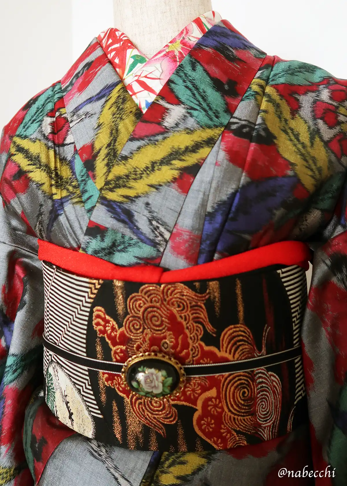 黒ストライプの唐獅子帯を関東巻（赤い獅子）で合わせた銘仙着物のコーディネート案3 前姿