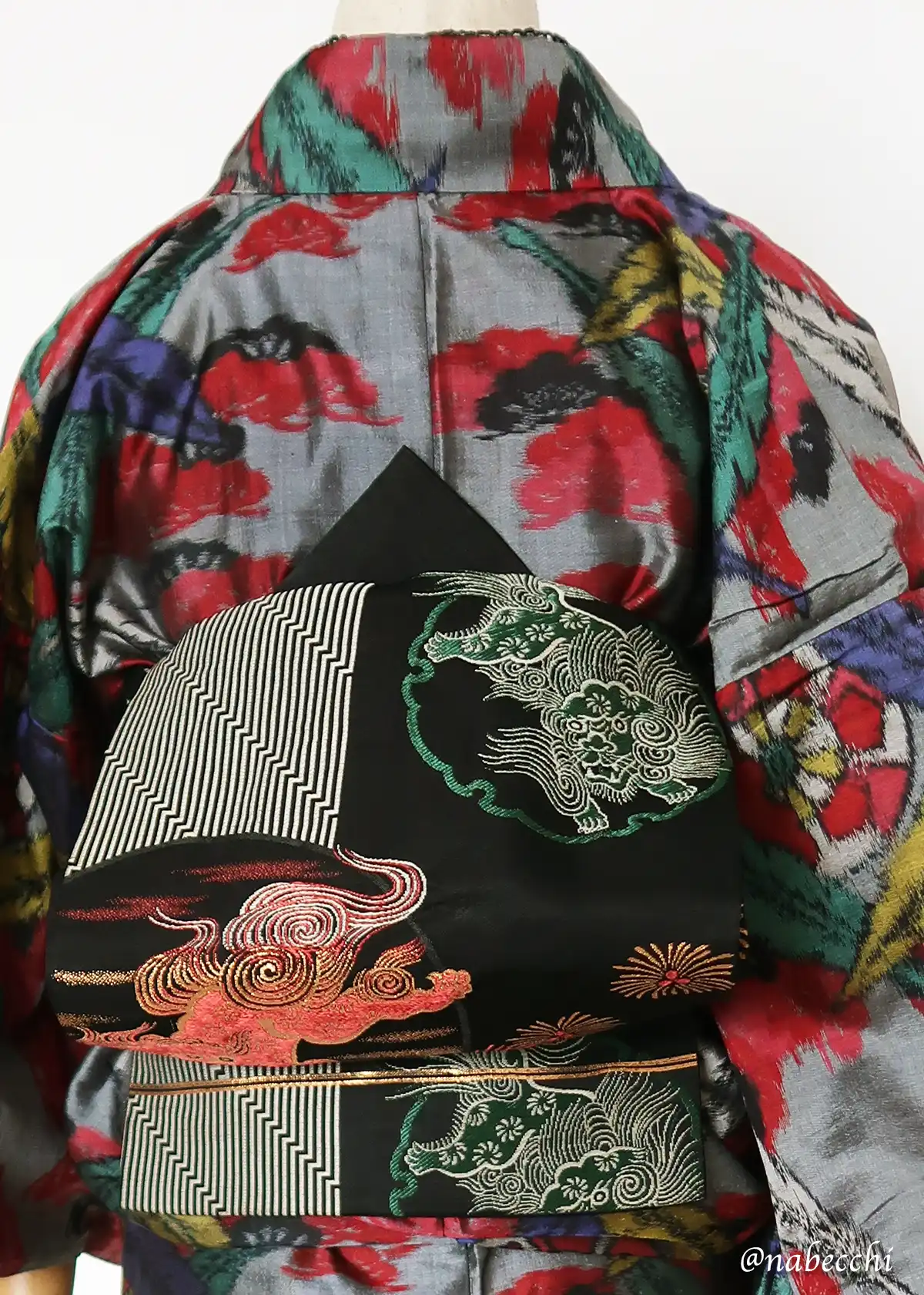 黒ストライプの唐獅子帯を関西巻（緑の獅子と雪輪柄）で合わせた銘仙着物のコーディネート案4 後ろ姿