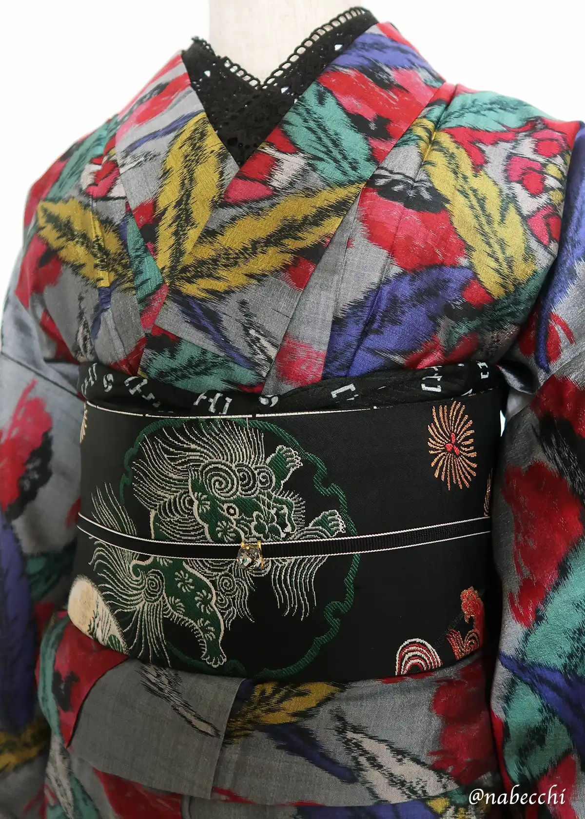 黒ストライプの唐獅子帯を関西巻（緑の獅子と雪輪柄）で合わせた銘仙着物のコーディネート案4 前姿