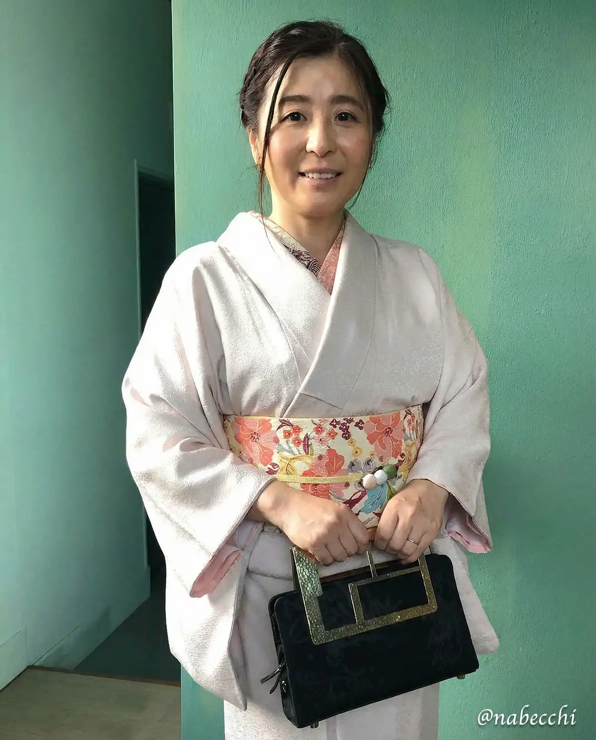 薄桃色の色無地着物に合わせた喪帯バッグ