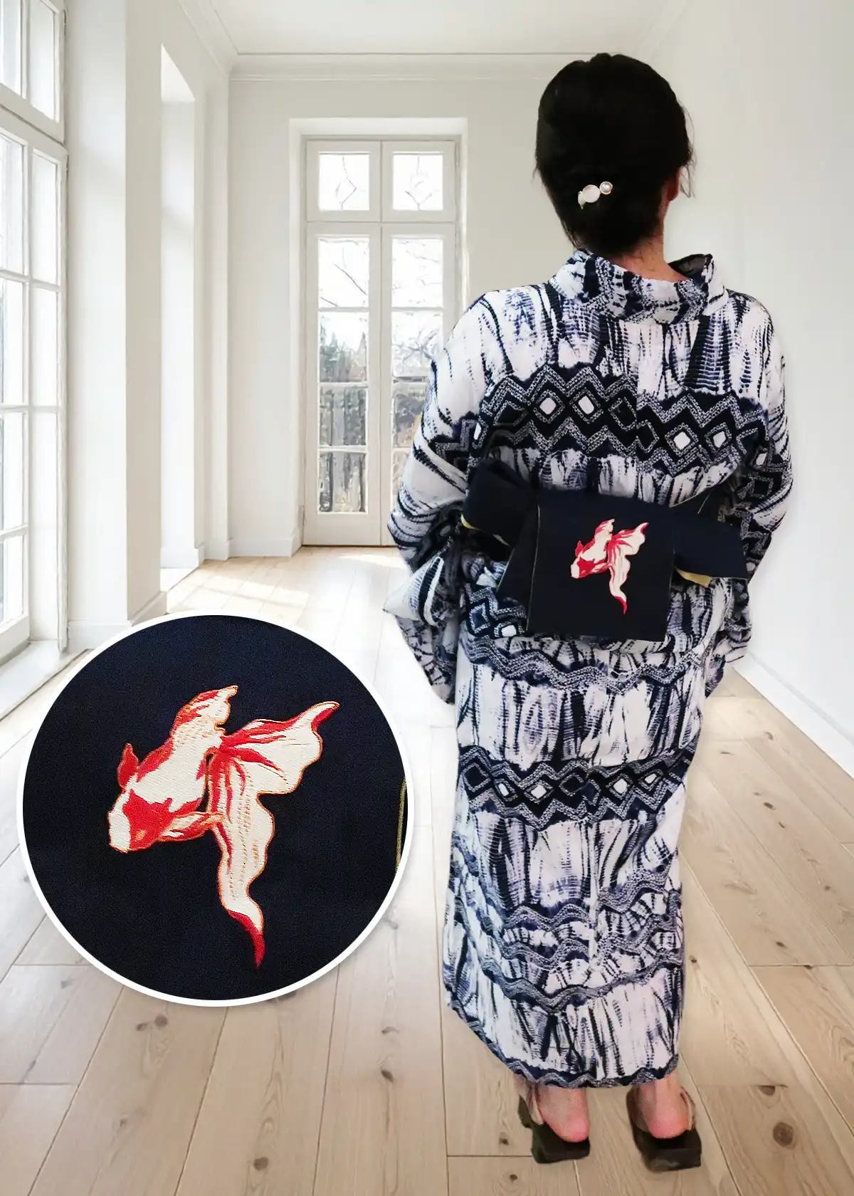 有松絞り浴衣に金魚刺繍の紺麻半幅帯を合わせた後ろ姿